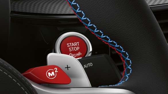 Pulsante Start/Stop rosso della BMW M5 Competition F90 2020 Pulsante Start/Stop della BMW M5 Competition F90 LCI Facelift 2020 cockpit
