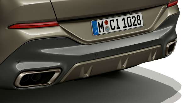 Posteriore con impianto di scarico sportivo M. Posteriore della BMW X6 M50i con primo piano dell’impianto di scarico sportivo M.