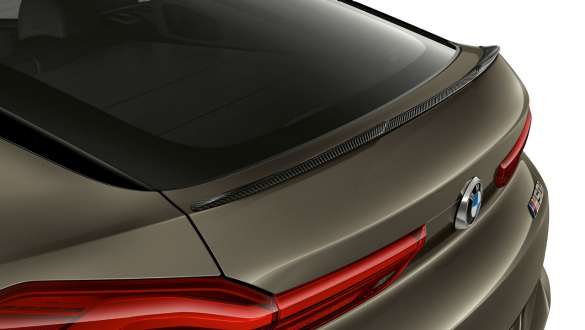 Spoiler posteriore della BMW X6 M50i. Primo piano dello spoiler posteriore della BMW X6 M50i.