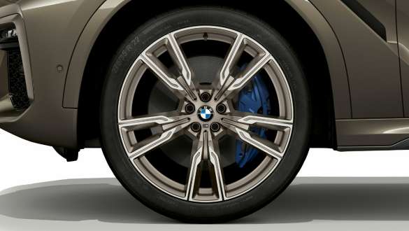 BMW X6 M50i con primo piano del cerchio in lega leggera. Esterni della BMW X6 M50i con primo piano del cerchio in lega leggera.