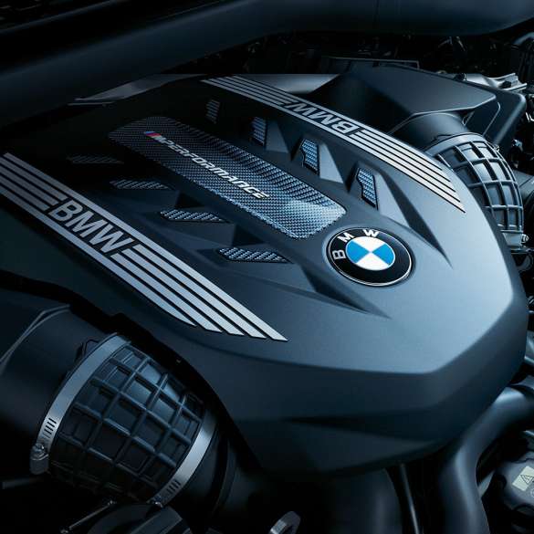 Motore benzina a 8 cilindri BMW TwinPower Turbo. BMW X6 M50i con motore benzina a 8 cilindri BMW TwinPower Turbo.