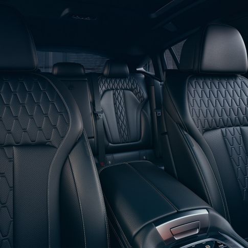 Sedili sportivi della Nuova BMW X6 M50i. Interni con primo piano dei sedili sportivi della BMW X6 M50i.