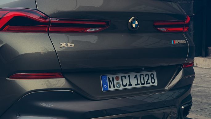 Posteriore della BMW X6 M50i. Primo piano del posteriore della BMW X6 M50i.