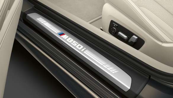 Listello battitacco con scritta M850i G14. Listello battitacco della BMW M850i xDrive Cabrio con scritta M850i G14.