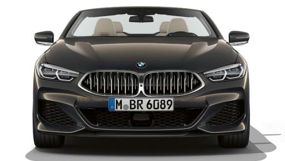 BMW M850i xDrive Cabrio, frontale G14 . BMW M850i xDrive Cabrio in Dravit Grey metallizzato con capote aperta, frontale con doppio rene in Galvanic Cerium Grey G14 .