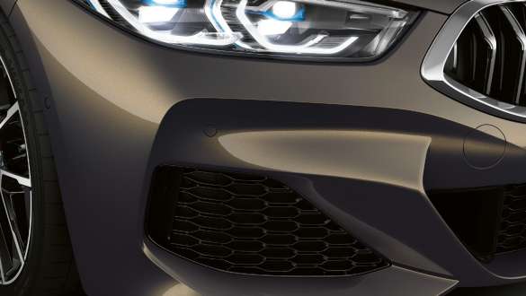 Prese d'aria del Pacchetto aerodinamico M G14 . BMW M850i xDrive Cabrio in Dravit Grey metallizzato con Pacchetto aerodinamico M, prese d’aria G14 .