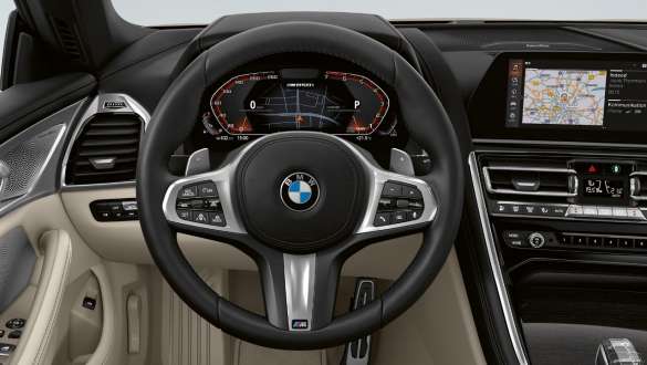 Volante in pelle M G14. Cockpit della BMW M850i xDrive Cabrio con volante in pelle M G14.