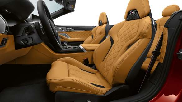 Equipaggiamento in pelle full Merino/Alcantara F91. BMW M8 Competition Cabrio con equipaggiamento in pelle full Merino/Alcantara F91.