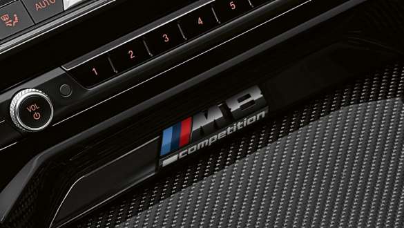 Badge M8 Competition F91. BMW M8 Competition Cabrio, consolle centrale con badge M8 Competition F91.