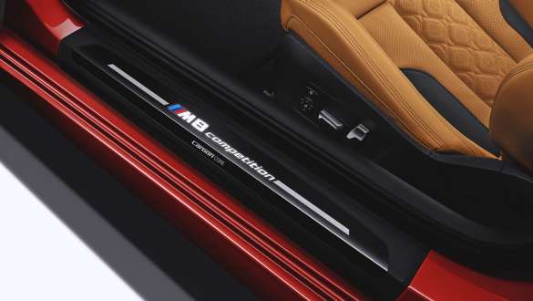 Listello battitacco con scritta M8 Competition F91. Listello battitacco della BMW M8 Competition Cabrio con scritta M8 Competition F91.