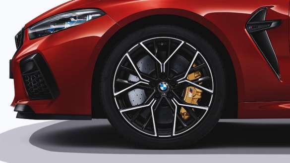 Cerchi in lega leggera M da 20” 811 M bicolore F91. BMW M8 Competition Cabrio con cerchi in lega leggera M da 20” 811 M bicolore F91.