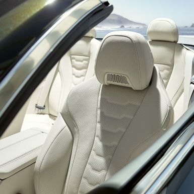 BMW M850i xDrive Cabrio, sedili multifunzione per guidatore e passeggero G14. BMW M850i xDrive Cabrio in Dravit Grey metallizzato con capote aperta, interni con sedili multifunzione ed equipaggiamento in pelle Merino BMW Individual Ivory White G14.