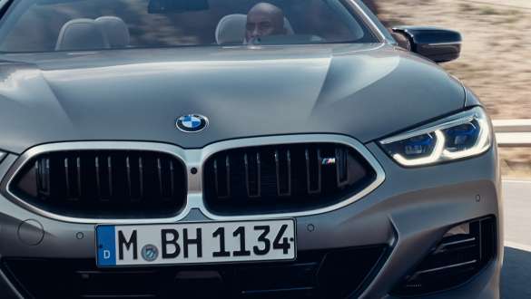 Calandra a doppio rene M e calotte dei retrovisori esterni M della BMW M850i xDrive Cabrio G14 LCI Facelift 2022 BMW M850i xDrive Cabrio G14 LCI Facelift 2022 BMW Individual Frozen Pure Grey metallizzato calandra a doppio rene M e calotte dei retrovisori esterni M