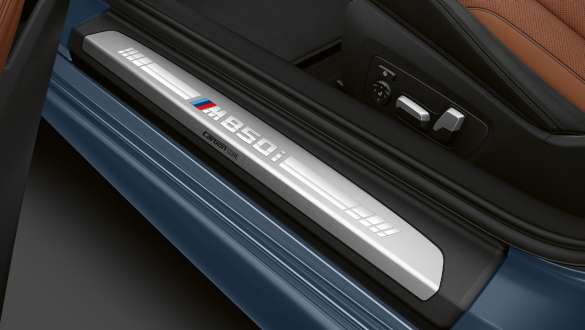 Listello battitacco con scritta M850i G15. Listello battitacco della BMW M850i xDrive Coupé con scritta M850i G15.
