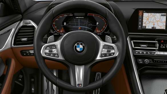 Volante in pelle M G15. Cockpit della BMW M850i xDrive Coupé con volante in pelle M G15.