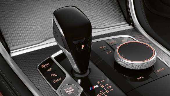 Applicazione in vetro 'CraftedClarity' G15. BMW M850i xDrive, interni, immagine dettagliata del selettore del cambio con applicazione in vetro 'CraftedClarity' G15.