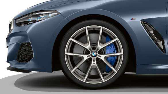 Cerchi in lega leggera styling a Y 728 M Bicolore Cerium Grey G15. BMW M850i xDrive Coupé in Barcelona Blue metallizzato, cerchi in lega leggera M da 20" M styling a Y 728 M Bicolore Cerium Grey G15.