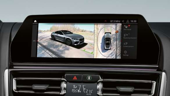 Parking Assistant Plus F92. Automobili BMW Serie 8 Coupé M con Parking Assistant Plus F92.