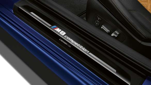 Listello battitacco con scritta M8 Competition. Listello battitacco della BMW M8 Competition Coupé con scritta M8 Competition.