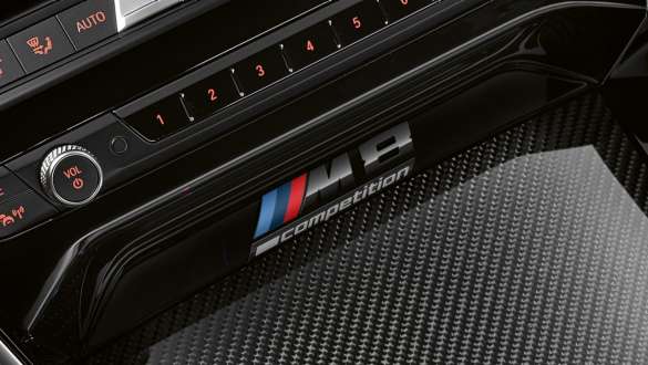 Badge M8 Competition F92. BMW M8 Competition Coupé, consolle centrale con badge M8 Competition F92.