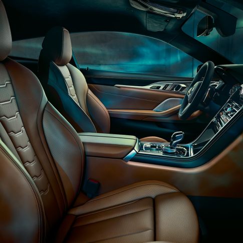 BMW M850i xDrive Coupé, interni G15. BMW M850i xDrive Coupé, interni con sedili multifunzione con equipaggiamento in palle ampliato Merino Tartufo/Black BMW Individual G15.