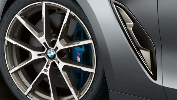 Freni sportivi M della BMW M850i xDrive Gran Coupé G16 Freni sportivi M della BMW M850i xDrive Gran Coupé G16 2019 BMW Individual Frozen Bluestone metallizzato, vista laterale
