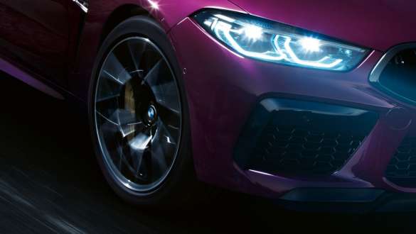 BMW M8 Competition Gran Coupé con assetto adattivo M F93. BMW M8 Competition Gran Coupé con assetto adattivo M F93 2020 BMW Individual Ametrin metallizzato, primo piano anteriore