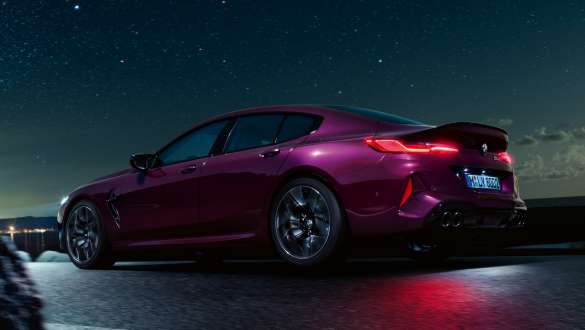 BMW M8 Competition Gran Coupé, vista laterale a tre quarti, prospettiva dal basso F93. BMW M8 Competition Gran Coupé M xDrive F93 2020 BMW Individual Ametrin metallizzato