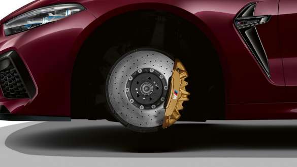 Freni carboceramici M della BMW M8 Competition Gran Coupé F93 Freni carboceramici M della BMW M8 Competition Gran Coupé F93 2020 BMW Individual Ametrin metallizzato, vista laterale