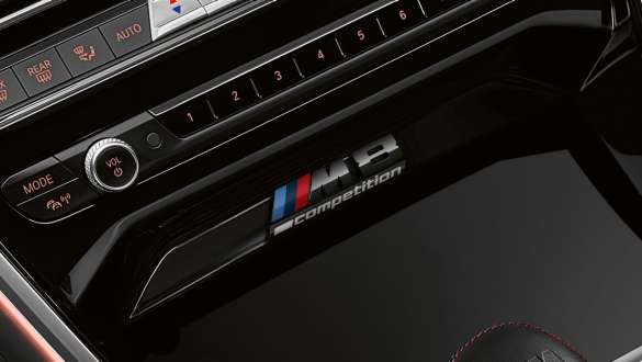 Competition badge della BMW M8 Competition Gran Coupé F93 Consolle centrale con Competition Badge della BMW M8 Competition Gran Coupé F93 2020, abitacolo