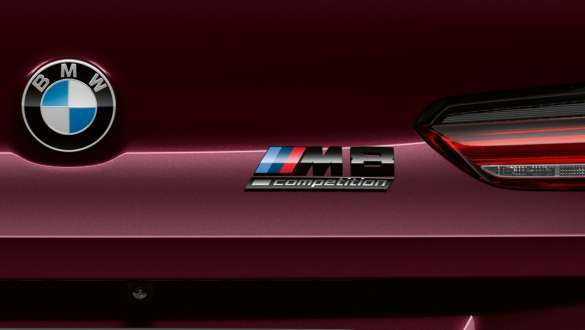 Scritta M8 Competition della BMW M8 Competition Gran Coupé F93 Scritta M8 Competition della BMW M8 Competition Gran Coupé F93 2020 BMW Individual Ametrin metallizzato, primo piano posteriore