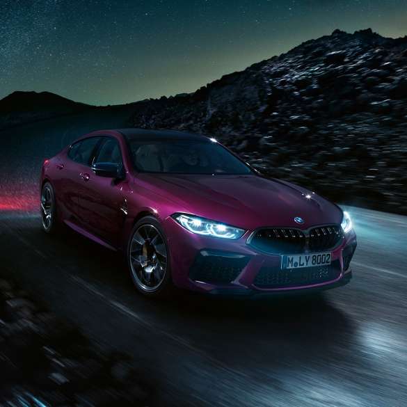 BMW M8 Competition Gran Coupé, vista anteriore a tre quarti F93 BMW M8 Competition Gran Coupé F93 2020 BMW Individual Ametrin metallizzato, vista anteriore a tre quarti