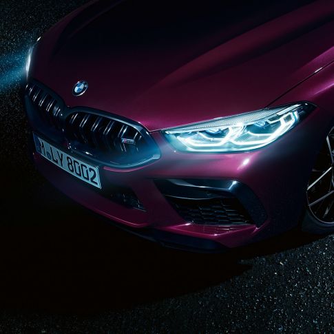 BMW M8 Competition Gran Coupé, primo piano della fiancata anteriore F93 La BMW M8 Competition Gran Coupé con BMW Laser F93 2020 BMW Individual Ametrin metallizzato, primo piano della fiancata anteriore