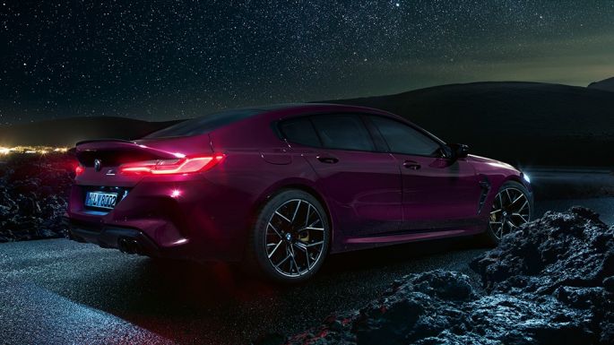 BMW M8 M Competition Gran Coupé, vista laterale di tre quarti da dietro F93 BMW M8 Competition Gran Coupé F93 2020 BMW Individual Ametrin metallizzato, vista laterale posteriore a tre quarti.