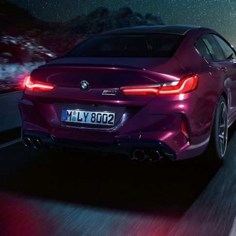BMW M8 Competition Gran Coupé, primo piano posteriore F93. BMW M8 Competition Gran Coupé F93 2020 BMW Individual Ametrin metallizzato, primo piano posteriore