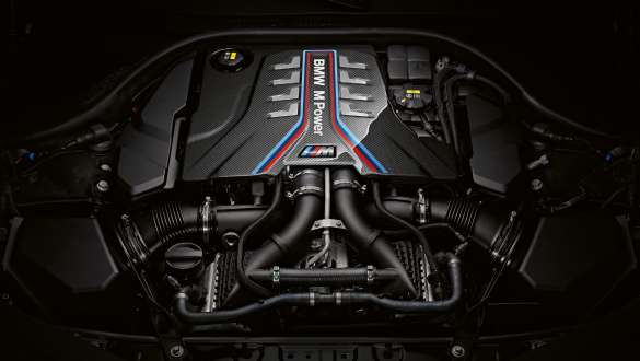 Motore benzina M TwinPower Turbo da 8 cilindri della BMW M8 Competition Gran Coupé F93 LCI 2022, BMW M8 Competition Gran Coupé GC F93 LCI Facelift 2022 Primo piano del motore benzina M TwinPower Turbo da 8 cilindri