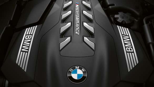 Motore benzina M TwinPower Turbo da 8 cilindri della BMW M850i xDrive Gran Coupé G16 LCI Facelift 2022 BMW M850i xDrive Gran Coupé G16 LCI Facelift 2022 Primo piano del motore benzina M TwinPower Turbo da 8 cilindri