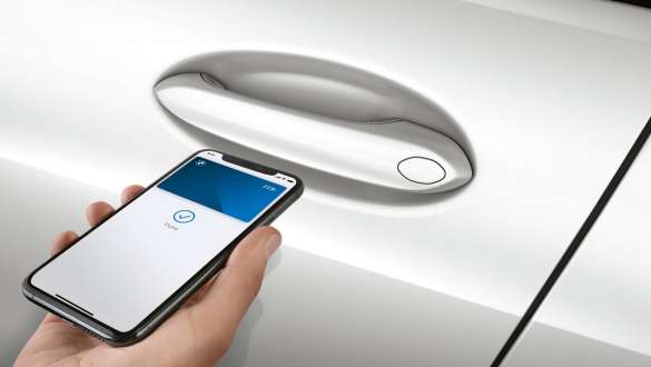 BMW Digital Key delle Automobili BMW Serie 8 Gran Coupé M F93 LCI Facelift 2022 Automobili BMW Serie 8 Gran Coupé M F93 LCI Facelift 2022 BMW Digital Key Una mano tiene uno smartphone vicini alla maniglia della portiera