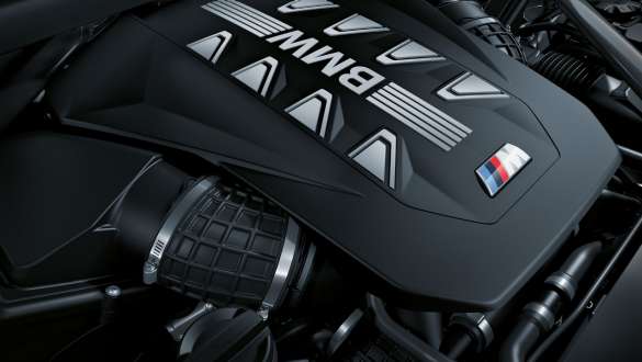 Motore V8 M TwinPower Turbo della BMW X5 M60i xDrive G05 MP BMW X5 M60i xDrive G05 MP Primo piano del motore V8 M TwinPower Turbo