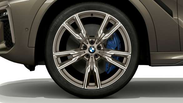 BMW X6 M50i con primo piano sul cerchio in lega leggera G06 BMW X6 M50i Cerchio in lega leggera G06 2018 SUV