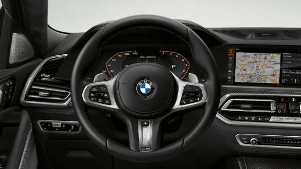 BMW X6 M50i Abitacolo, volante in pelle M G06 Primo piano della BMW X6 M50i M50d G06 2018 SUV Abitacolo, volante in pelle M