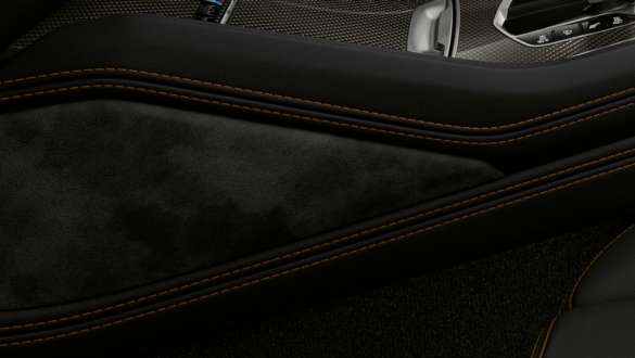 Knee pad della BMW X6 M Competition F96 Knee pad della BMW X6 M Competition F96 2020 SUV Abitacolo Primo piano