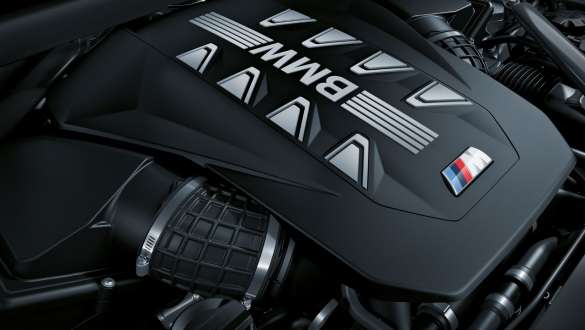 Motore V8 M TwinPower Turbo della BMW X6 M60i xDrive G06 MP BMW X6 M60i xDrive G06 MP Primo piano del motore V8 M TwinPower Turbo