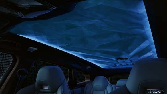 Padiglione interno dell’abitacolo illuminato della BMW XM G09 Interni della BMW XM G09 con padiglione interno dell’abitacolo illuminato