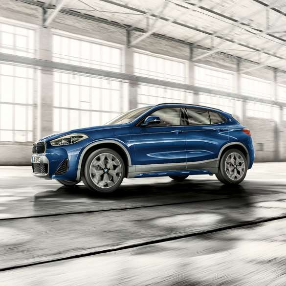 Vista laterale a tre quarti della BMW X2 xDrive25e Plug-in-Hybrid F39 BMW X2 xDrive25e Plug-in-Hybrid 2020 F39 vista laterale a tre quarti