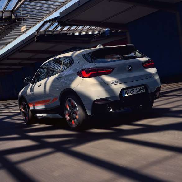 Vista posteriore a tre quarti della BMW X2 F39 BMW X2 2020 F39 Brooklyn Grey vista posteriore a tre quarti