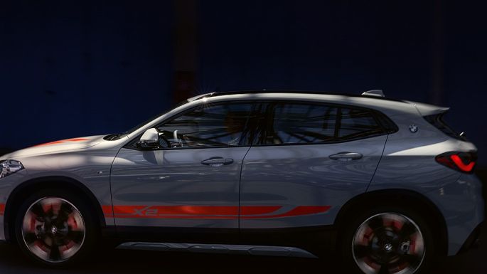Vista laterale della BMW X2 F39 BMW X2 2020 F39 Brooklyn Grey vista laterale