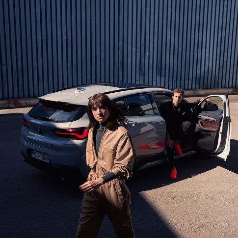 Vista posteriore a tre quarti della BMW X2 F39 BMW X2 2020 F39 Brooklyn Grey vista posteriore a tre quarti