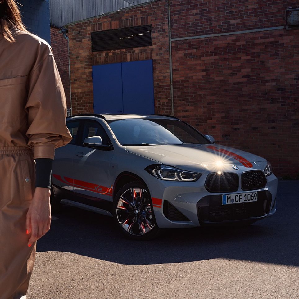 Calandra a doppio rene della BMW X2 F39 BMW X2 2020 F39 Brooklyn Grey Vista anteriore a tre quarti della calandra a doppio rene