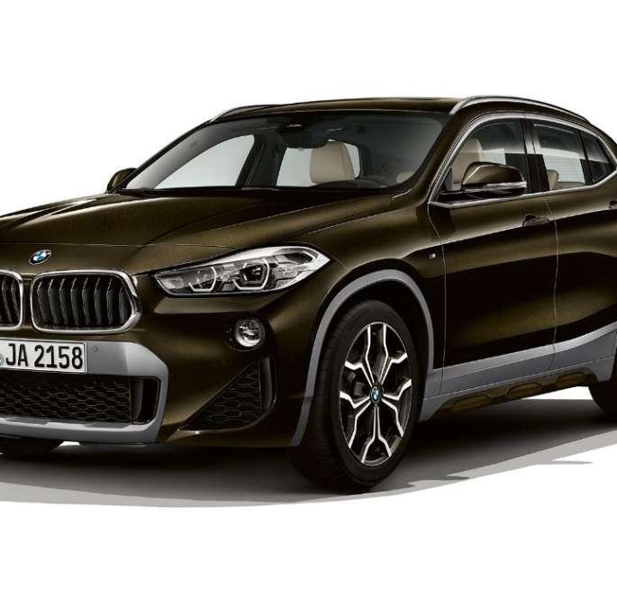 Vista anteriore a tre quarti della BMW X2 sDrive20i versione M Sport X BMW X2 sDrive20i versione M Sport X 2018 F39 Sparkling Storm brilliant effect vista anteriore a tre quarti